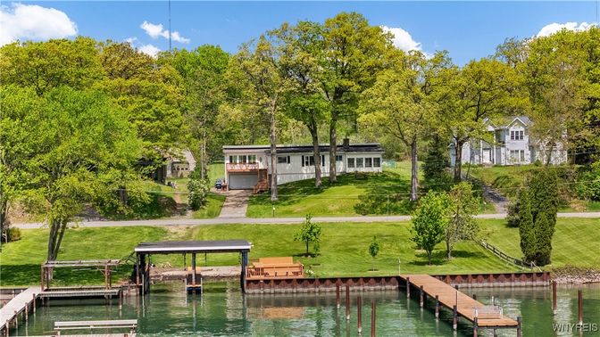 Exterior, Lake