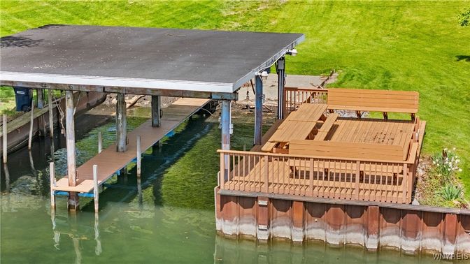 Exterior, Lake
