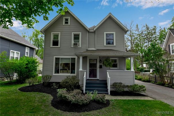 Exterior, Facade, Queen Anne Victorian
