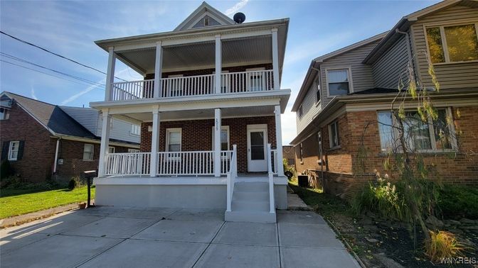 Exterior, Facade, Brick Facade, American Foursquare