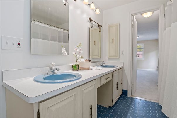 Bathroom, Dual Sink Vanities, Interior