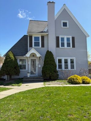 Exterior, Facade, Queen Anne Victorian