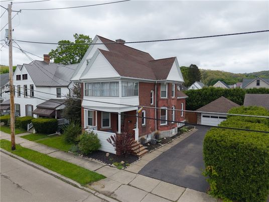 Exterior, Facade, Brick Facade, Queen Anne Victorian