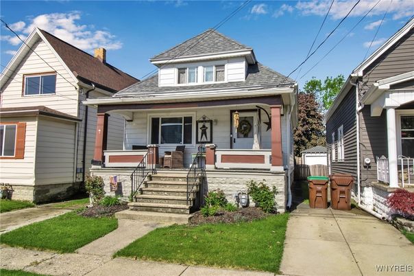 Exterior, Facade, Queen Anne Victorian