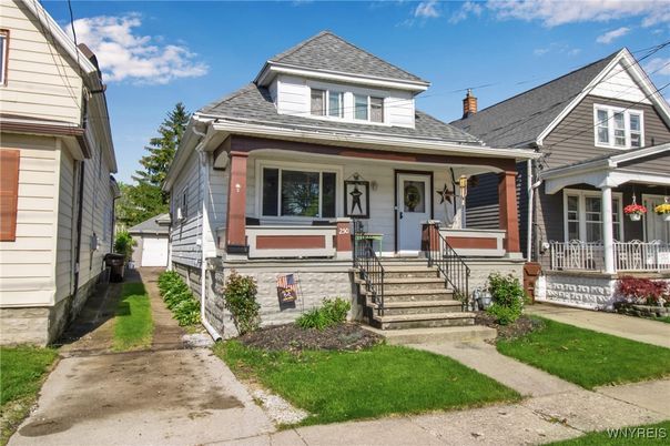 Exterior, Facade, Queen Anne Victorian