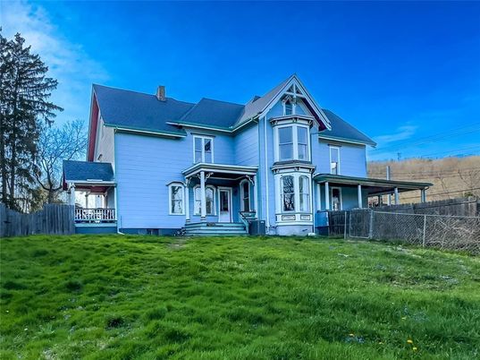 Backyard, Exterior, Facade, Queen Anne Victorian