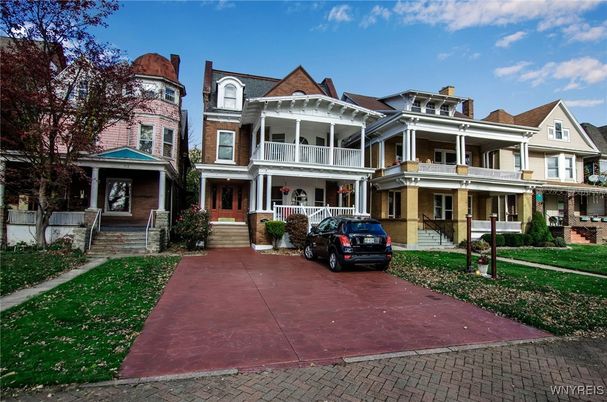 Exterior, Facade, Queen Anne Victorian