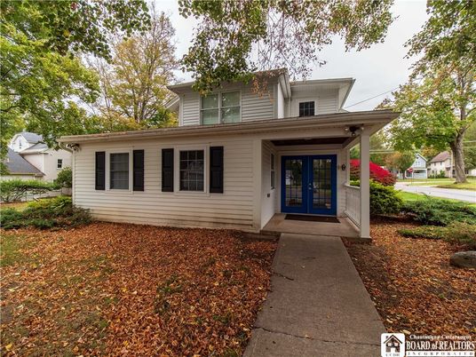 Exterior, Facade, American Foursquare