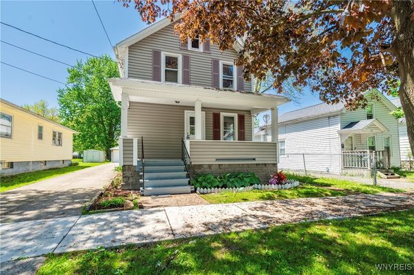 Exterior, Facade, American Foursquare