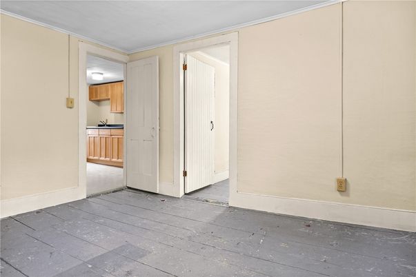 Empty room, Interior