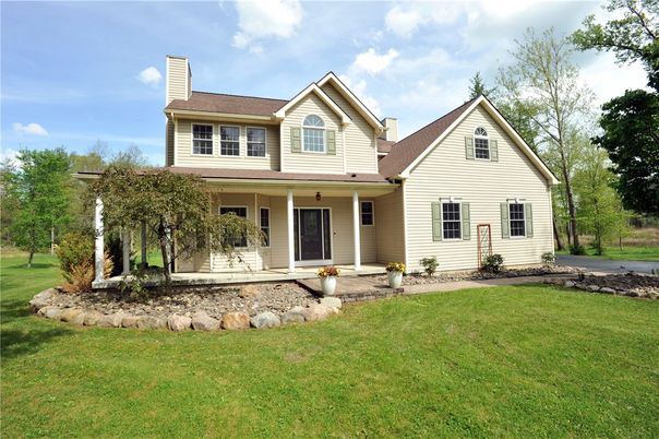 Exterior, Facade, Farmhouse