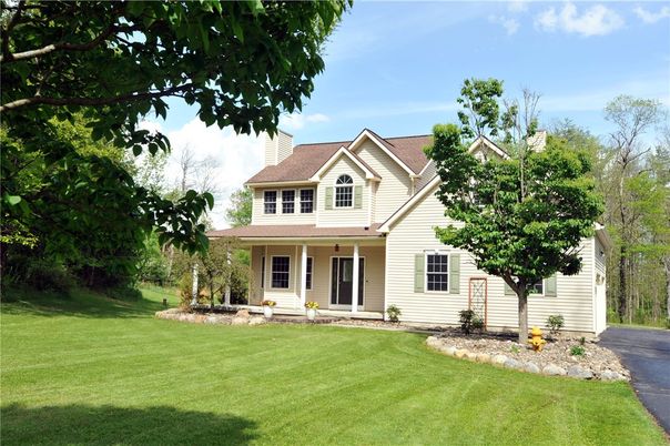 Exterior, Facade, Farmhouse