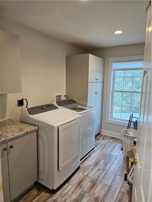 Interior, Recessed Lighting, Washer, Wood Texture Flooring