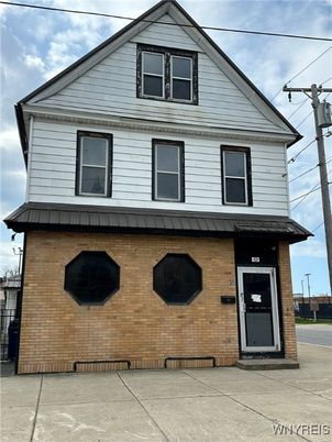 Exterior, Facade, Brick Facade, Queen Anne Victorian
