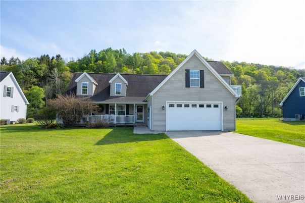 Attached, Exterior, Facade, Farmhouse