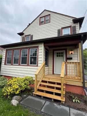 Exterior, Facade, Queen Anne Victorian