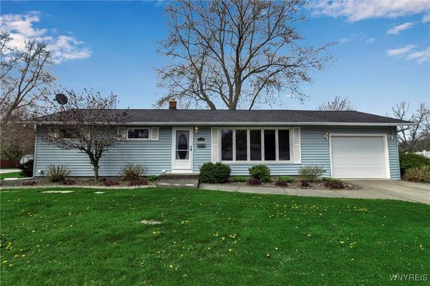 Attached, Exterior, Facade, Ranch