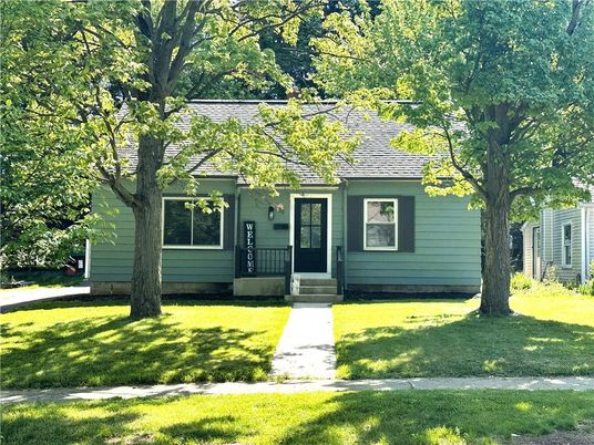 Exterior, Facade, Cape Cod
