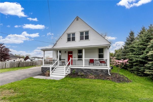 Backyard, Exterior, Facade, Queen Anne Victorian