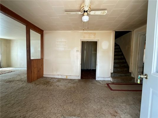 Empty room, Interior