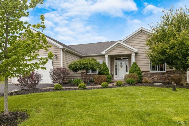 Exterior, Facade, Ranch