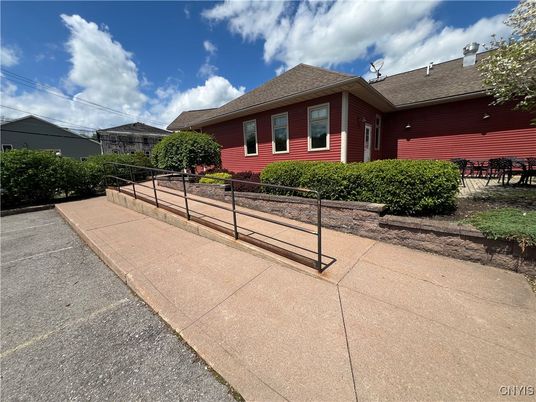 Exterior, Facade, Ranch