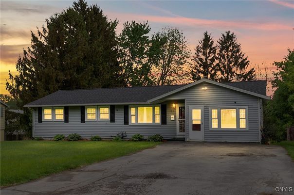 Exterior, Facade, Ranch