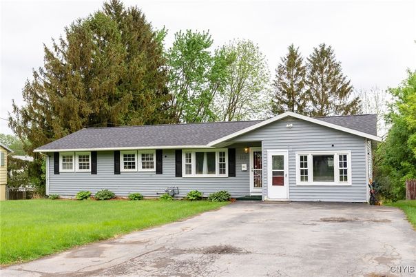 Exterior, Facade, Ranch