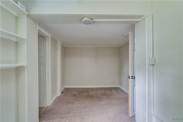 Empty room, Interior