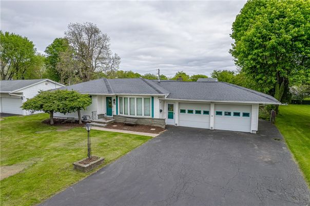 Attached, Exterior, Facade, Ranch