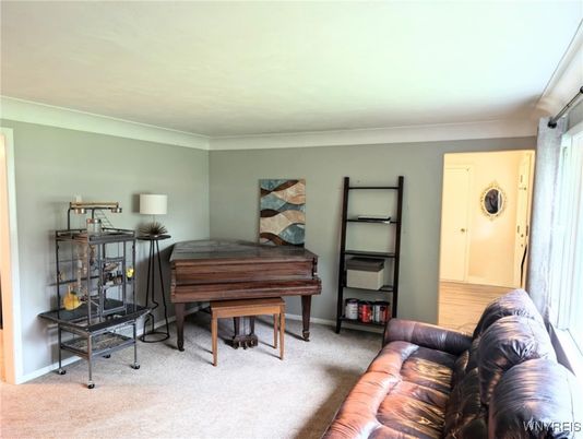 Interior, Piano