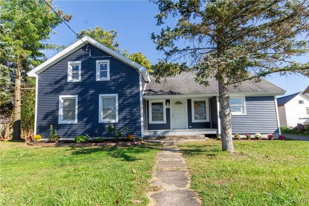 Exterior, Facade, Ranch
