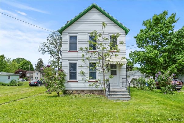 Backyard, Exterior, Facade, Queen Anne Victorian