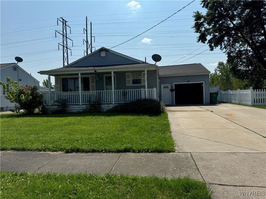 Attached, Exterior, Facade, Ranch