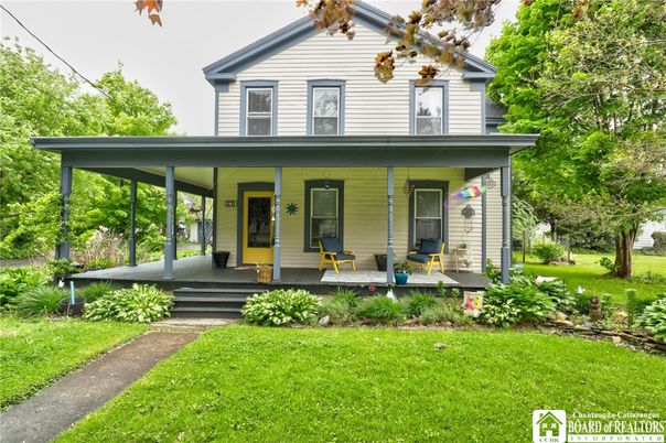Exterior, Facade, Queen Anne Victorian