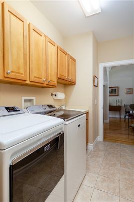 Bedroom, Interior, Washer, Wood Texture Flooring