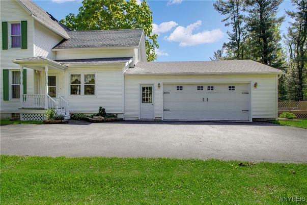 Attached, Exterior, Facade, Farmhouse