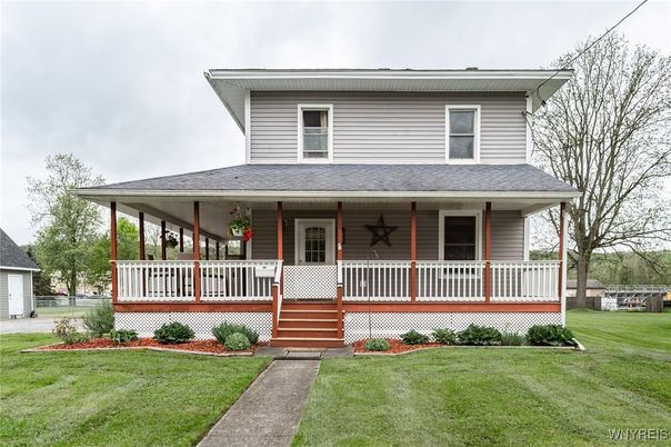 Exterior, Facade, American Foursquare