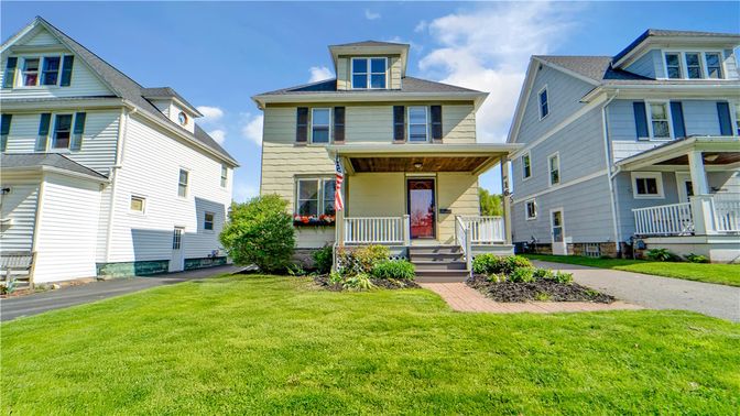 Exterior, Facade, American Foursquare