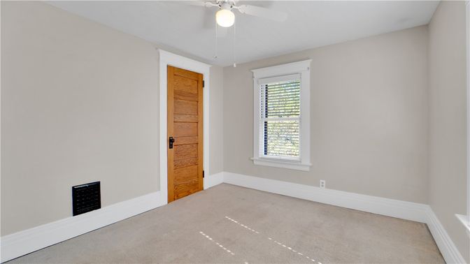 Empty room, Interior