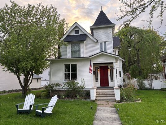 Exterior, Facade, Queen Anne Victorian