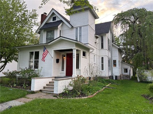Exterior, Facade, Queen Anne Victorian