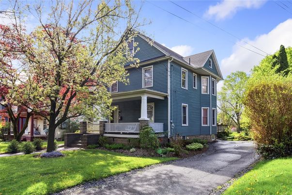 Exterior, Facade, Queen Anne Victorian