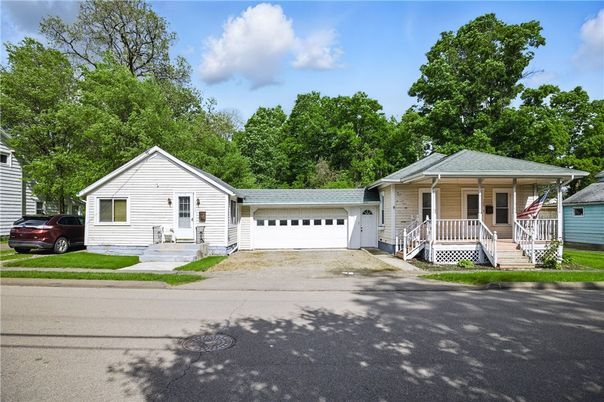 Attached, Exterior, Facade, Ranch