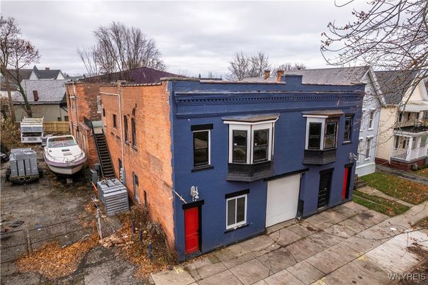 Exterior, Facade, Rowhouse