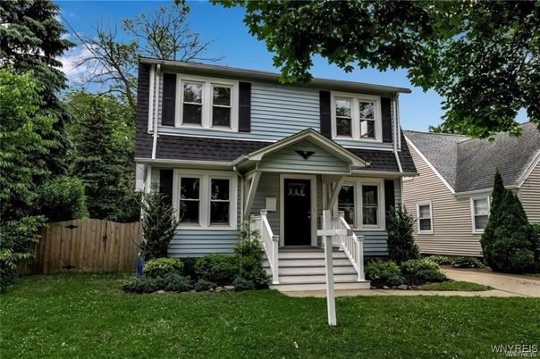 Exterior, Facade, American Foursquare
