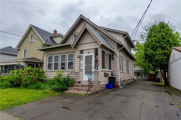 Exterior, Facade, Queen Anne Victorian
