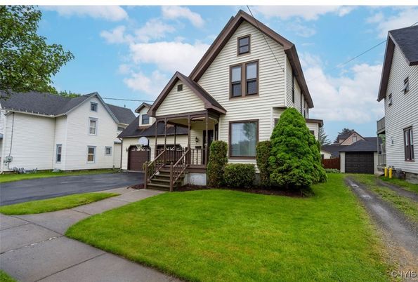 Attached, Exterior, Facade, Queen Anne Victorian