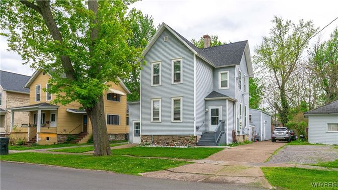 Exterior, Facade, Queen Anne Victorian