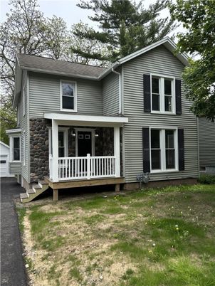 Exterior, Facade, Split Level